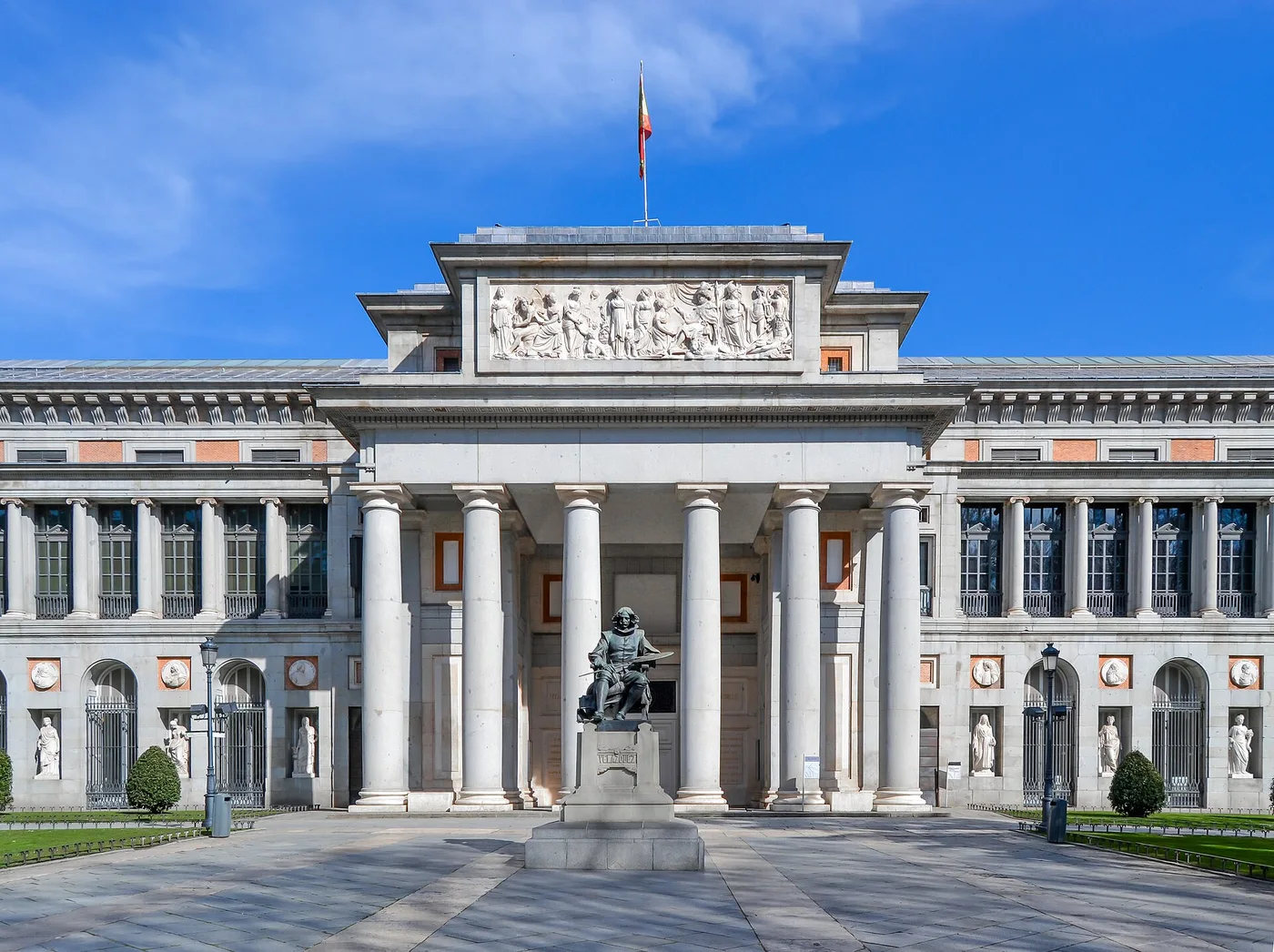 Pórtico hexástilo (seis columnas) de estilo neoclásico del Museo del Prado en Madrid, conocido como Puerta de Velázquez. Diseñado por el arquitecto Juan de Villanueva (1739-1811).