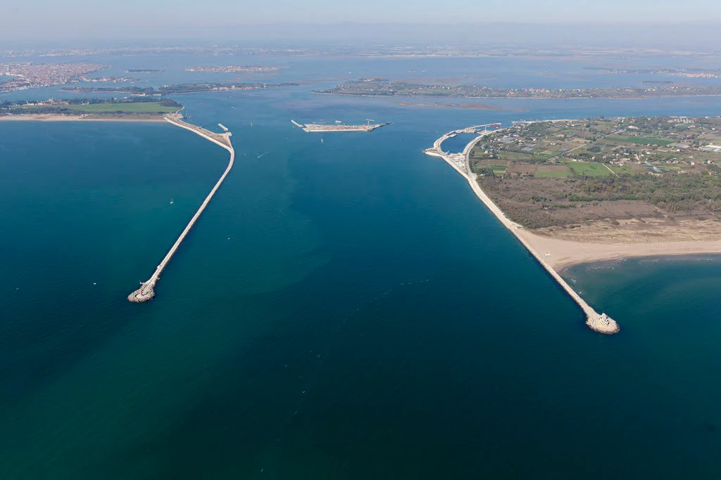 De waterkering bij de haveningang van Lido in de lagune van Venetië