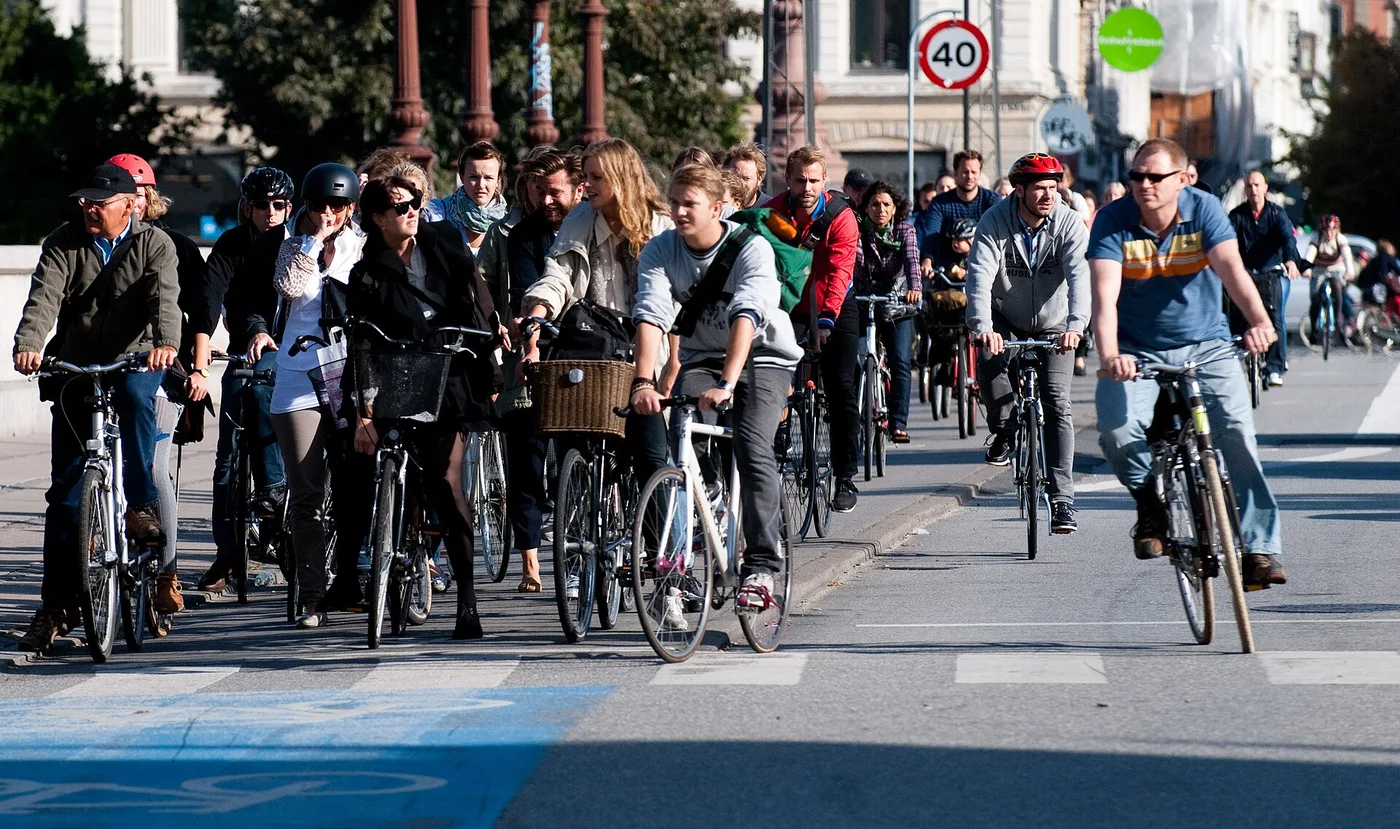 Fietsers wachten voor een verkeerslicht in Kopenhagen