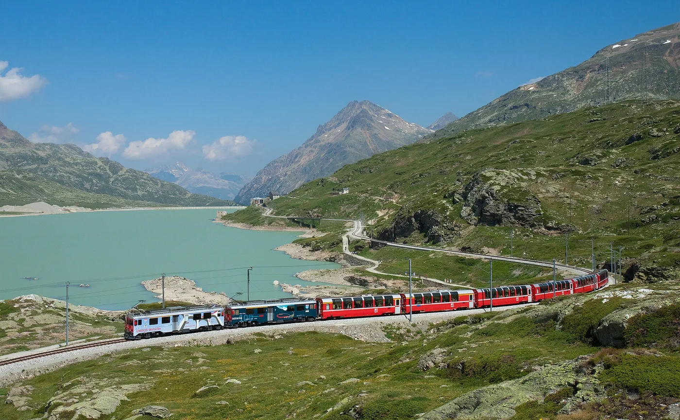 De Bernina Express rijdt langs Lago Bianco in de Alpen