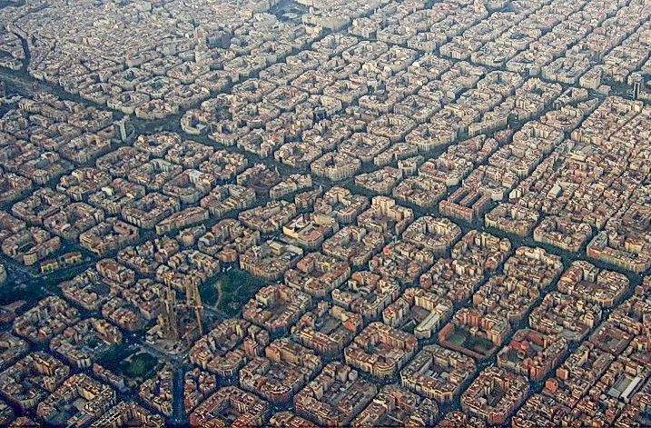 De bouwblokken van de Eixample vanuit de lucht