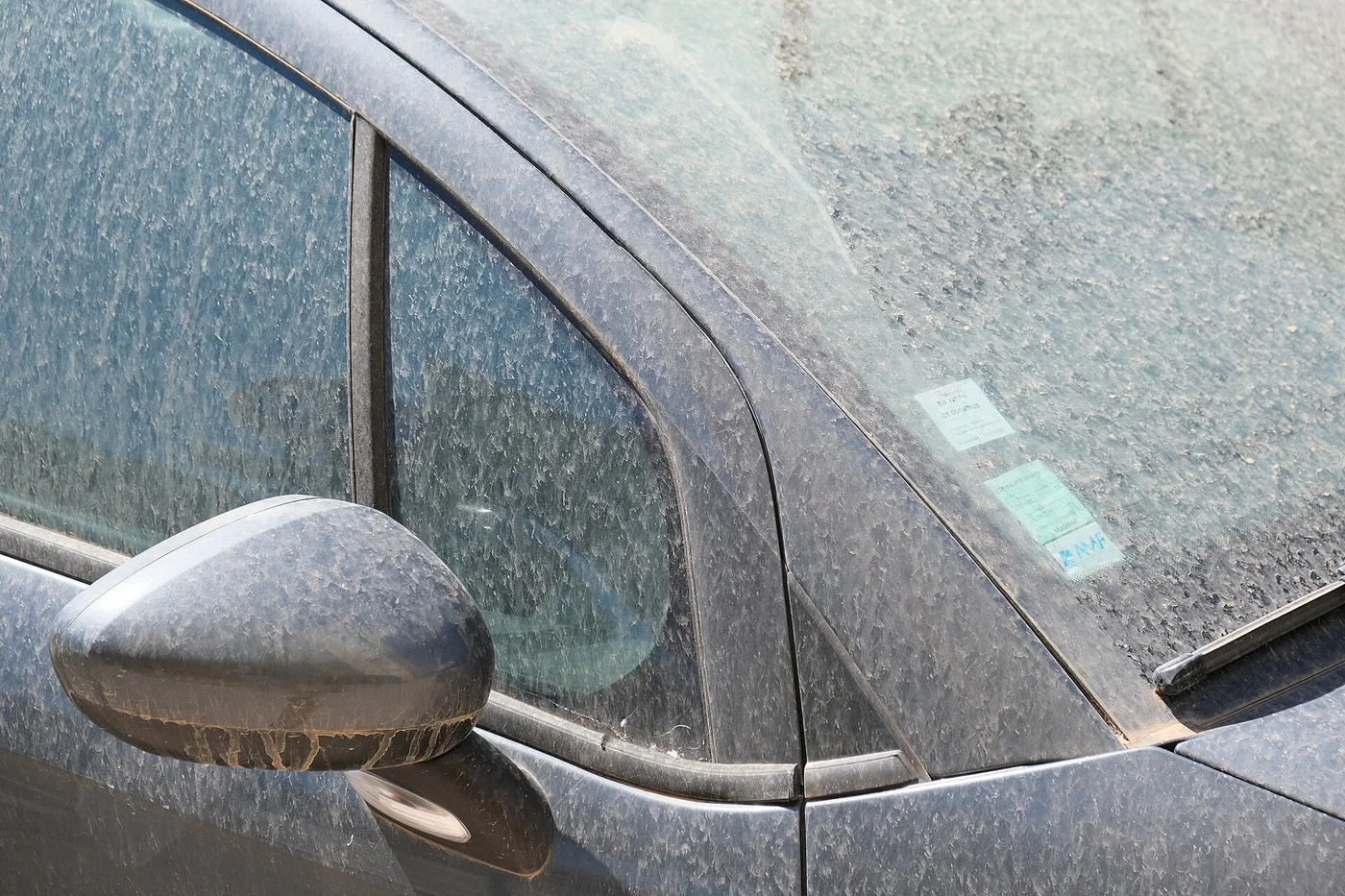 Saharastof op een auto in Vitrolles