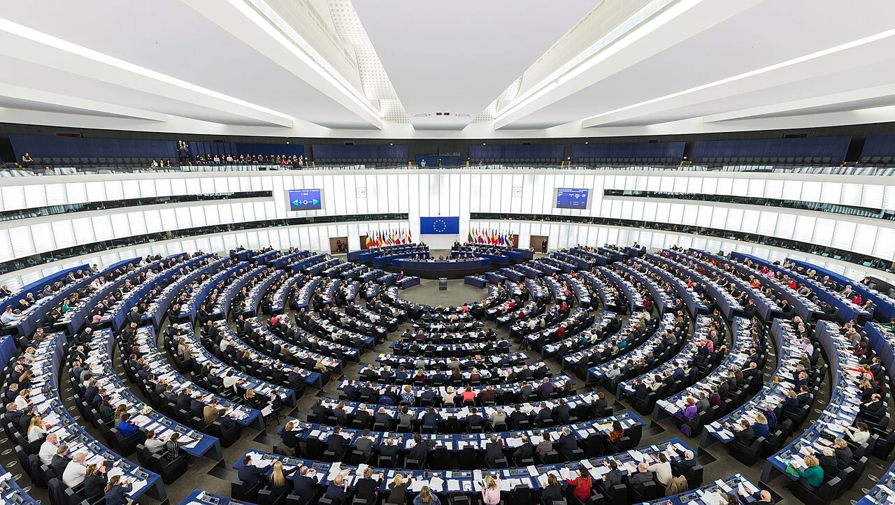The chamber of the European Parliament in Strasbourg during a session in 2014. Photo: Diliff, CC BY-SA 3.0.