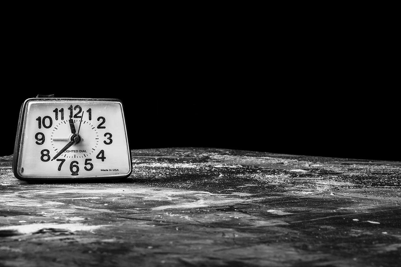 An analogue alarm clock as an illustration of changing the clocks. Photo: Ryan McGuire, via Free for Commercial Use, CC BY-SA 2.0.